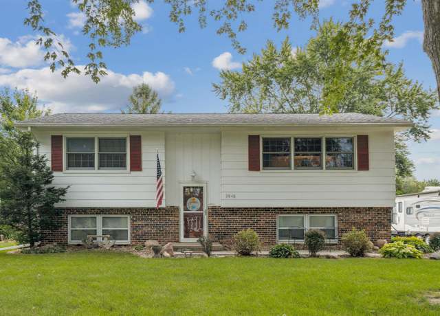 Property at 3948 Scenic Dr, Waterloo, IA 50701, 3 beds, 2 baths