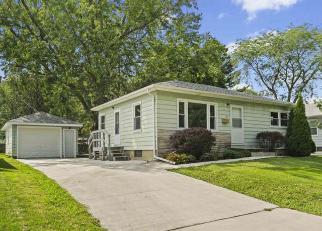 Property at 514 Woodbridge St, Waterloo, IA 50701, 3 beds, 1 bath