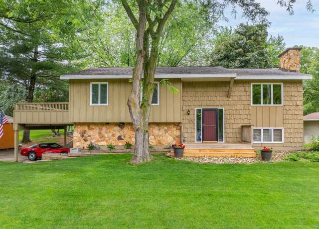 Property at 422 Oak Park Blvd, Cedar Falls, IA 50613, 4 beds, 3 baths