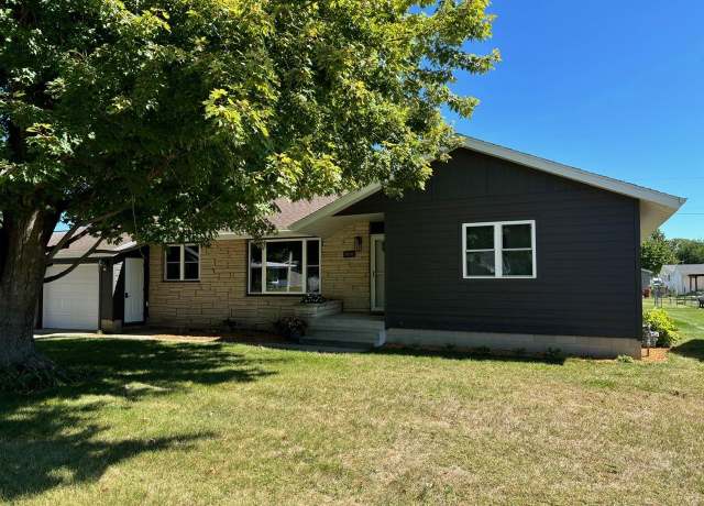 Property at 1023 Gales Ave, Manchester, IA 52057, 3 beds, 2 baths
