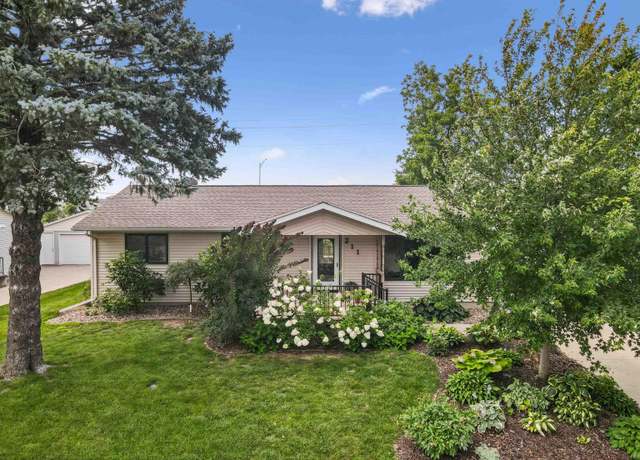 Property at 211 Spruce Hills Dr, Cedar Falls, IA 50613, 4 beds, 2 baths