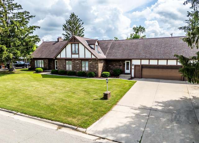 Property at 402 Sunset Ln, Marshalltown, IA 50158, 5 beds, 4 baths