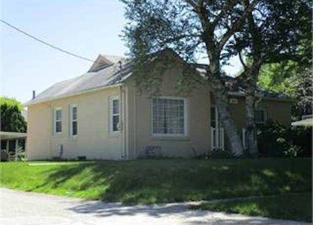Property at 1217 W 11th St, Waterloo, IA 50702, 3 beds, 1 bath