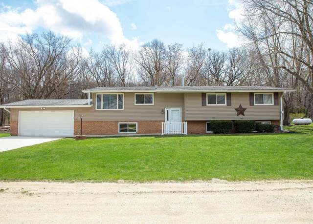 Property at 1002 201st St, Ionia, IA 50645, 3 beds, 2.5 baths