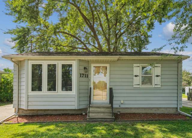 Property at 1711 Huntington Rd, Waterloo, IA 50701, 2 beds, 1 bath