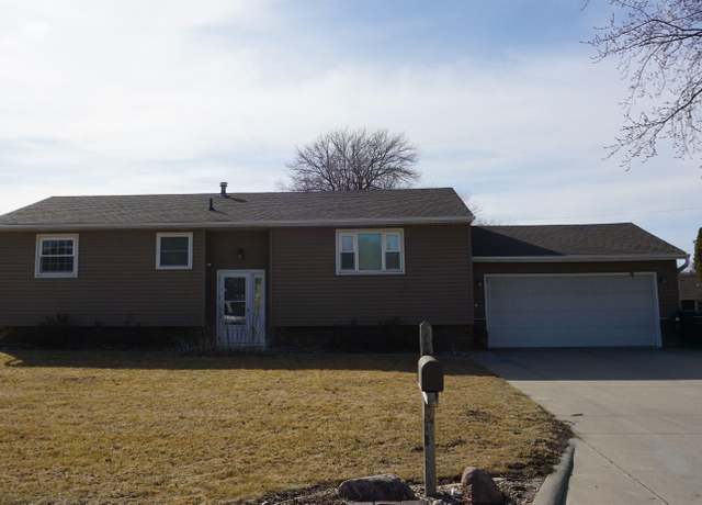 Property at 1602 3rd St, Eldora, IA 50627, 4 beds, 2 baths