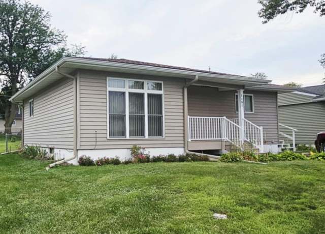 Property at 1101 NE Dover St, Cedar Rapids, IA 52402, 3 beds, 1 bath