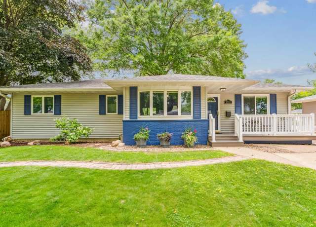 Property at 2742 Crestline Ave, Waterloo, IA 50702, 4 beds, 2 baths