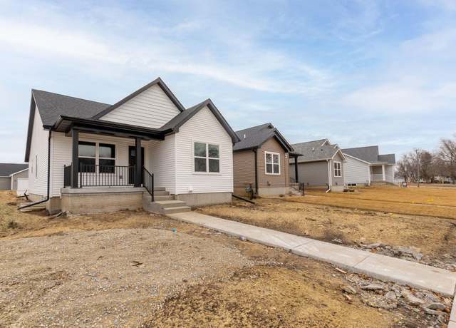 Property at 131 Axlewood Dr, Waterloo, IA 50701, 3 beds, 2 baths