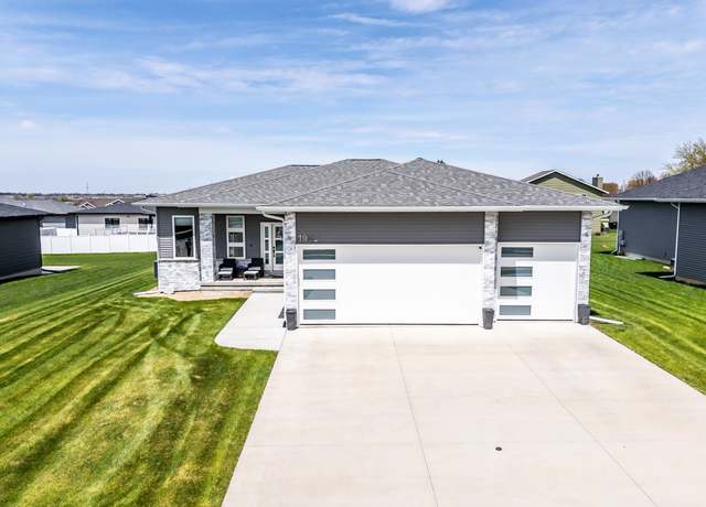 Property at 1909 Reese Rd, Cedar Falls, IA 50613, 5 beds, 3 baths