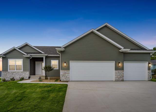 Property at 135 Sunbird Ct, Waterloo, IA 50701, 3 beds, 2 baths