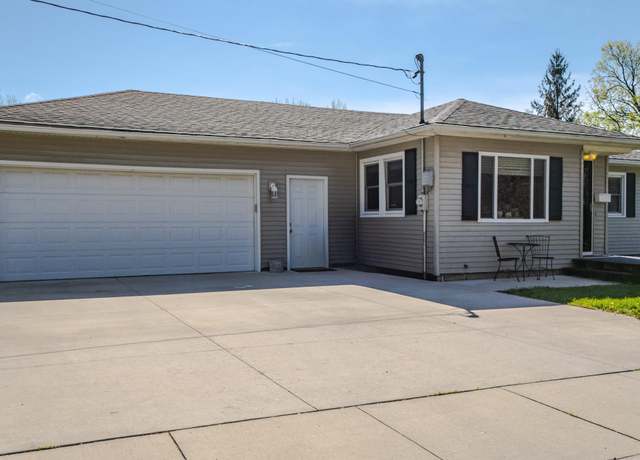 Property at 405 Maxwell St, Waterloo, IA 50701, 4 beds, 1.5 baths