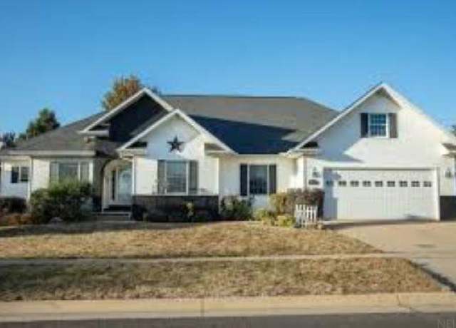 Property at 1308 Country Meadow Dr Dr, Waverly, IA 50677, 4 beds, 3 baths