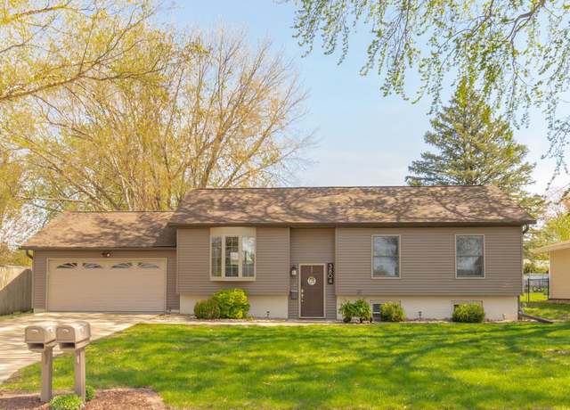 Property at 3804 Carlton Dr, Cedar Falls, IA 50613, 3 beds, 1.5 baths