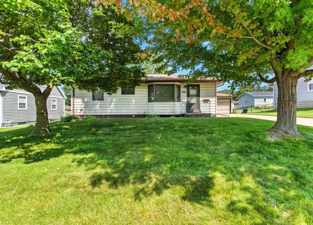 Property at 2349 Pelican Rd, Waterloo, IA 50701, 3 beds, 3 baths