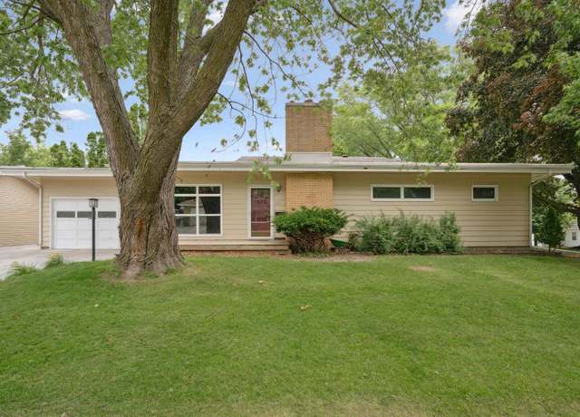 Property at 435 Maxwell St, Waterloo, IA 50701, 3 beds, 1 bath