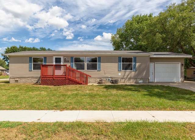 Property at 1205 Wren Rd, Waterloo, IA 50701, 3 beds, 2 baths