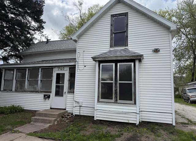 Property at 740 W 11th St, Waterloo, IA 50702, 3 beds, 1 bath