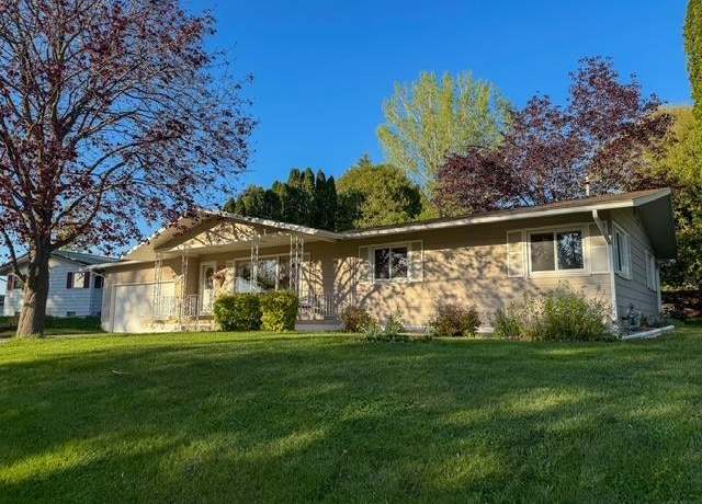 Property at 1308 Skyline Dr, Decorah, IA 52101, 3 beds, 2.5 baths