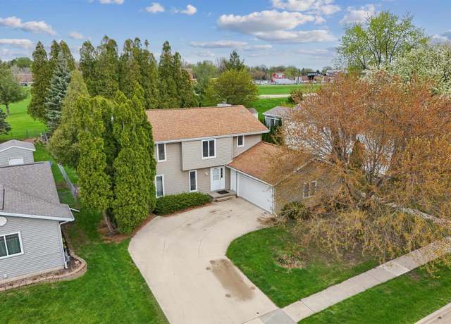 Property at 2201 W 8th St, Cedar Falls, IA 50613, 4 beds, 2.5 baths
