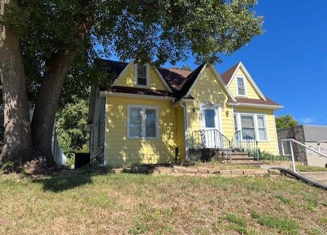 Property at 1802 Waterloo Rd, Cedar Falls, IA 50613, 3 beds, 1 bath