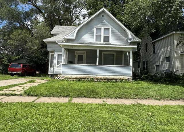 Property at 415 E 9th St, Waterloo, IA 50703, 4 beds, 1 bath