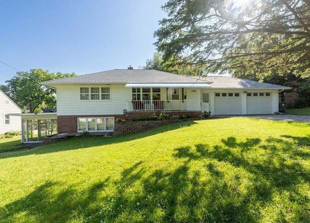 Property at 1033 Fletcher Ave, Waterloo, IA 50701, 3 beds, 2 baths