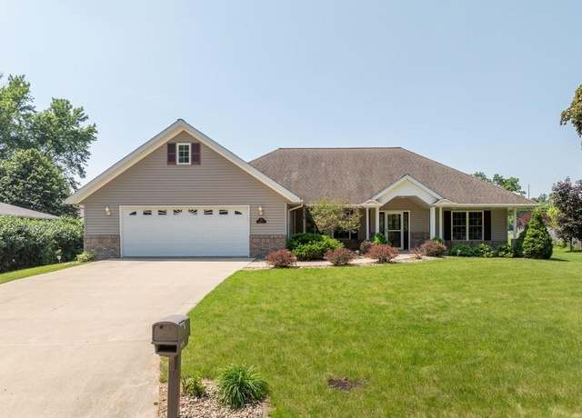 Property at 212 Cedar Cir, Charles City, IA 50616, 3 beds, 2 baths