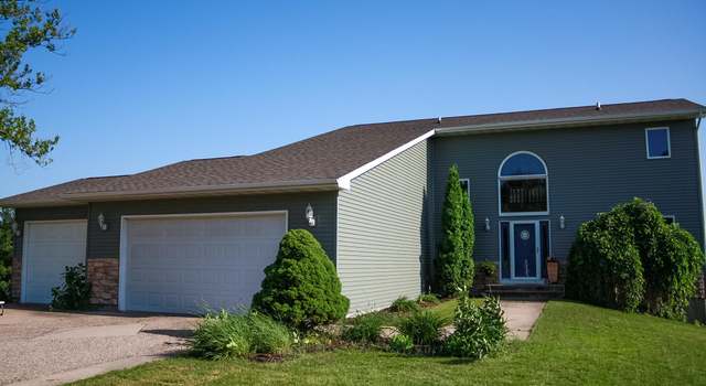 Photo of 305 Southridge Dr, Waverly, IA 50677
