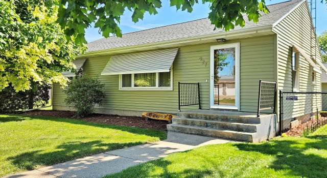 Photo of 927 SW 1st St, Waverly, IA 50677