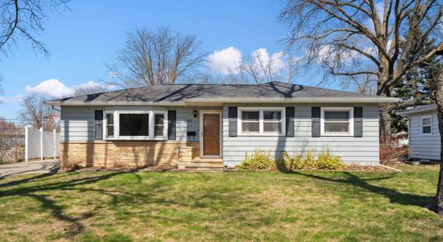 Photo of 1002 Melrose Dr, Cedar Falls, IA 50613