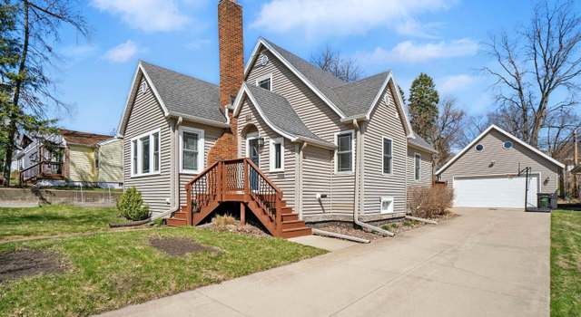 Photo of 1123 W 3rd St, Cedar Falls, IA 50613