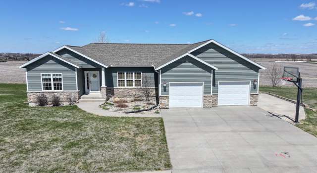 Photo of 411 Nicklaus Dr, Parkersburg, IA 50665
