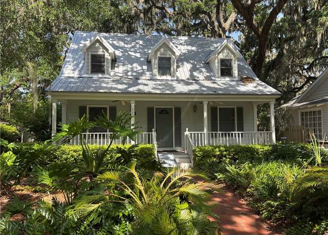Property at 221 Broadway St, St Simons Island, GA 31522, 3 beds, 2.5 baths