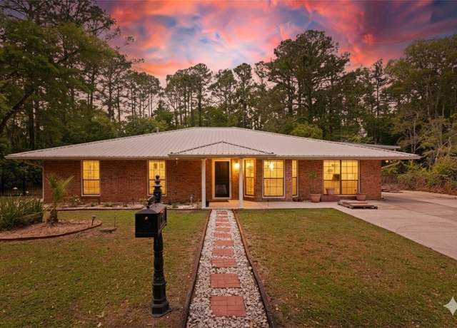 Property at 1001 Poppell Dr, Darien, GA 31305, 4 beds, 3.5 baths