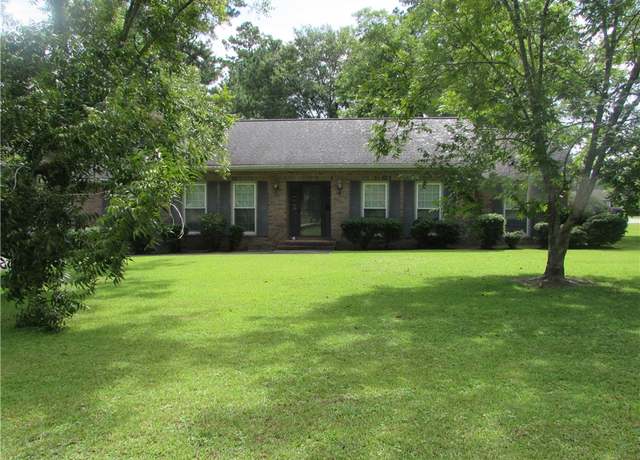 Property at 2500 Red Oak Dr, Waycross, GA 31501, 3 beds, 2 baths