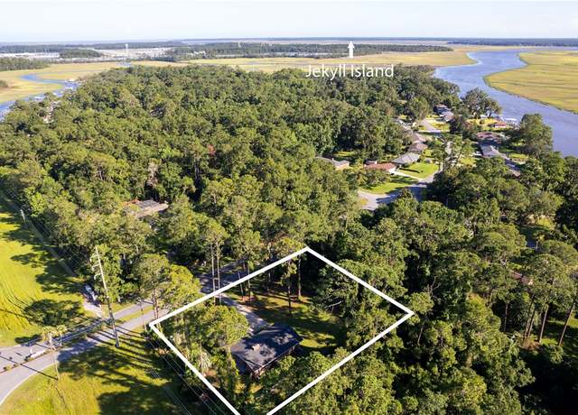 Property at 200 Satilla Dr, Brunswick, GA 31523, 4 beds, 3 baths