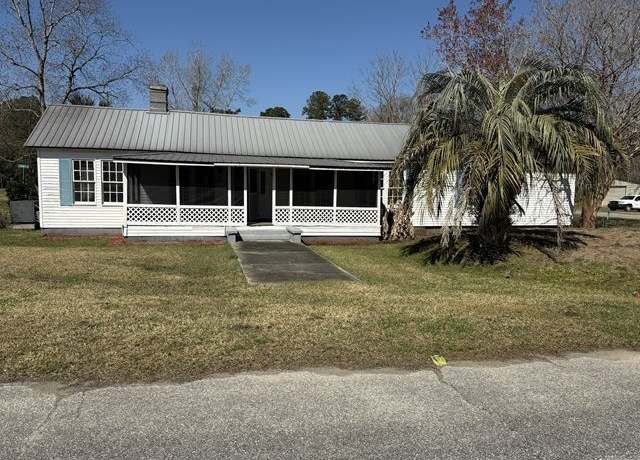 Property at 1106 Oak St NW, Townsend, GA 31331, 3 beds, 2.5 baths