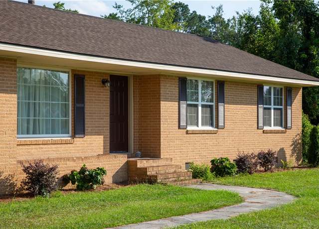 Property at 105 Auburn St, Baxley, GA 31513, 3 beds, 2 baths