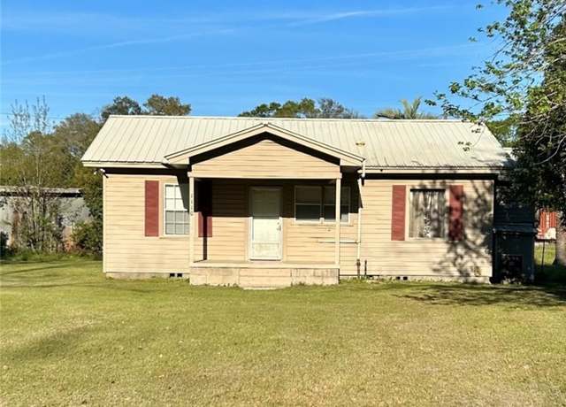 Property at 1110 Waller St, Waycross, GA 31501, 3 beds, 2 baths