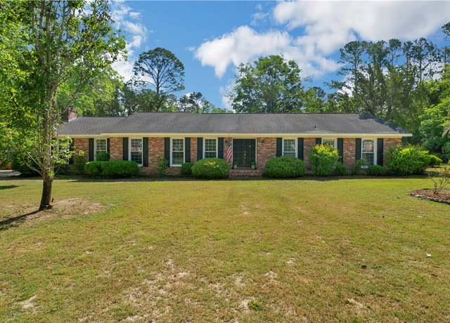 Property at 208 Plantation Dr, Waycross, GA 31501, 5 beds, 3 baths