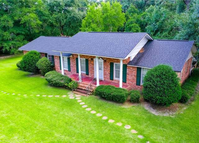 Property at 1120 College Ave, Blackshear, GA 31516, 3 beds, 2 baths