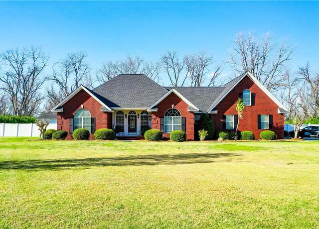 Property at 3952 Golfview Dr, Blackshear, GA 31516, 4 beds, 3.5 baths
