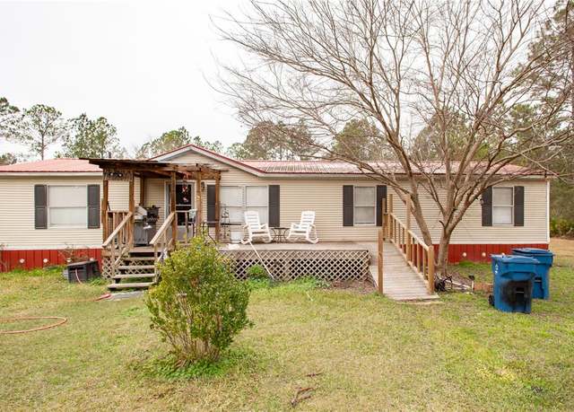 Property at 2702 Gilmore St, Waycross, GA 31503, 4 beds, 2 baths