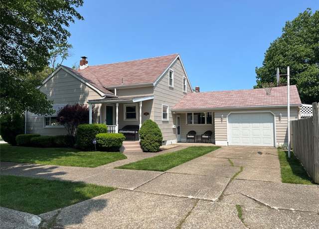 Property at 1360 W 35th St, Erie, PA 16508, 3 beds, 1.5 baths