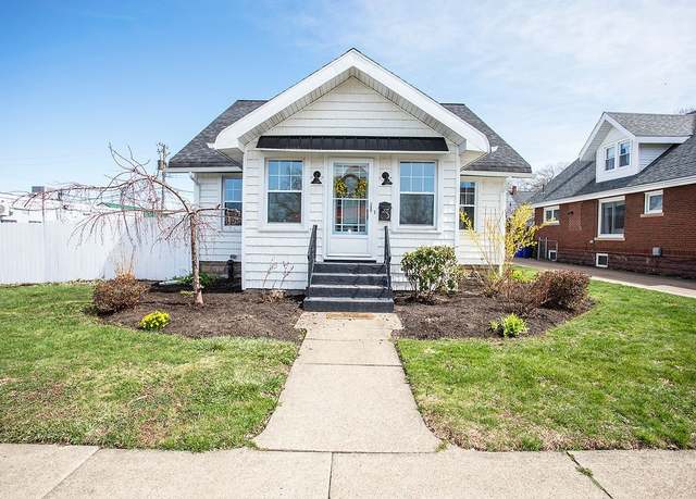 Property at 2617 Oakwood St, Erie, PA 16508, 4 beds, 3 baths