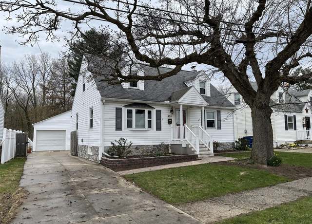 Property at 433 Lake Cliff Dr, Erie, PA 16511, 4 beds, 1.5 baths