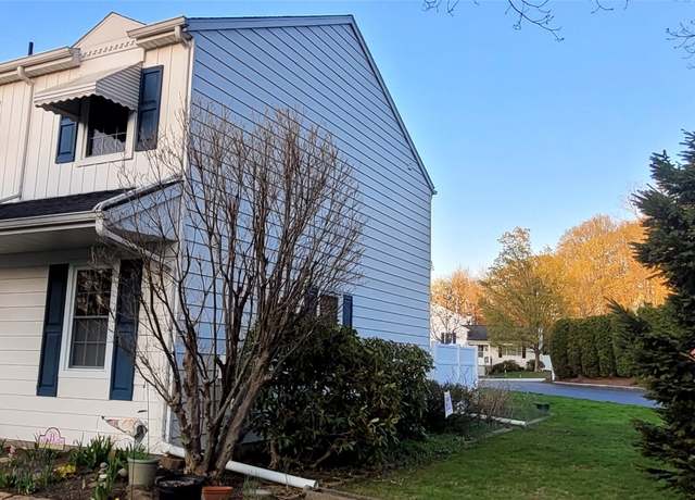 Property at 1102 Appletree Ln, Erie, PA 16509, 3 beds, 2.5 baths