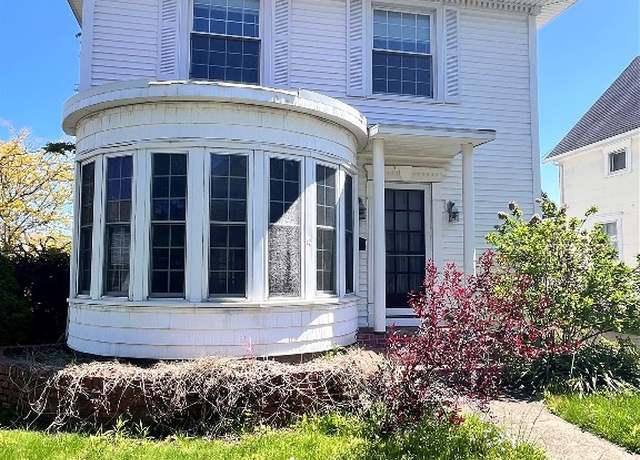 Property at 2901 Elmwood Ave, Erie, PA 16508, 3 beds, 1.5 baths