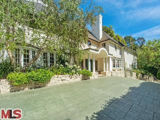 2220 Bowmont Dr, Beverly Hills, CA 90210
